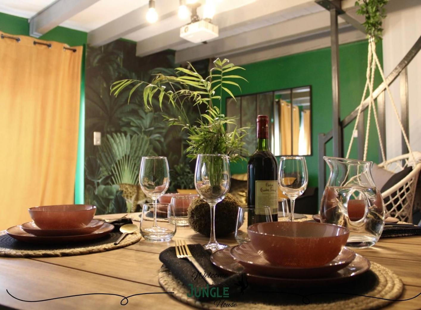 Maison Jungle House: Spacious Gaming Retreat in Montbrison Exterior photo