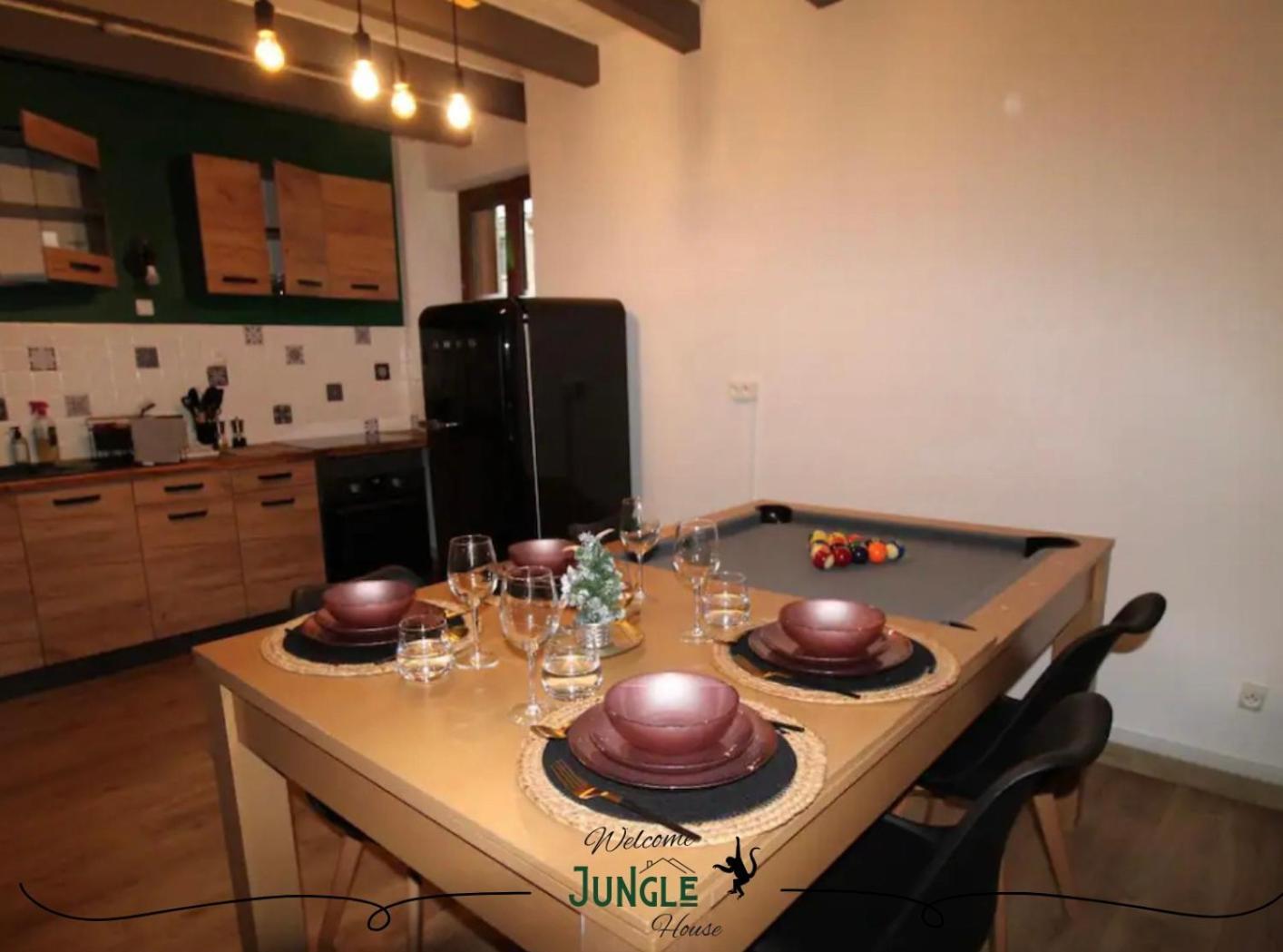 Maison Jungle House: Spacious Gaming Retreat in Montbrison Exterior photo