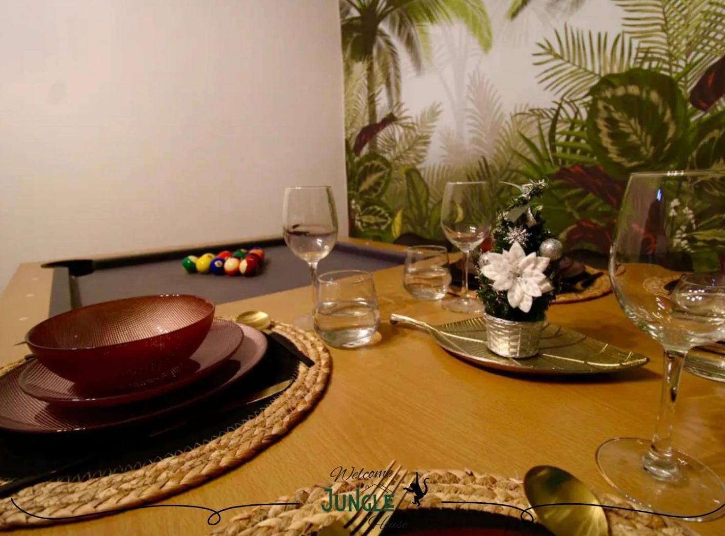 Maison Jungle House: Spacious Gaming Retreat in Montbrison Exterior photo