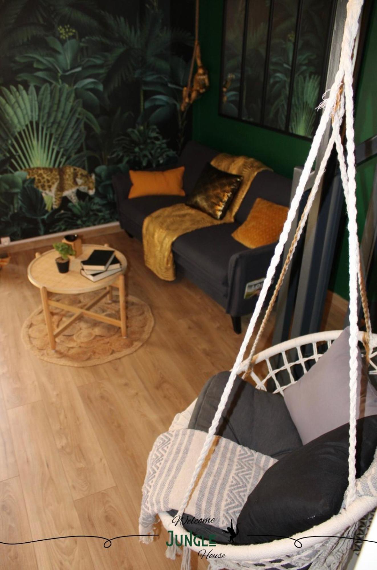 Maison Jungle House: Spacious Gaming Retreat in Montbrison Exterior photo